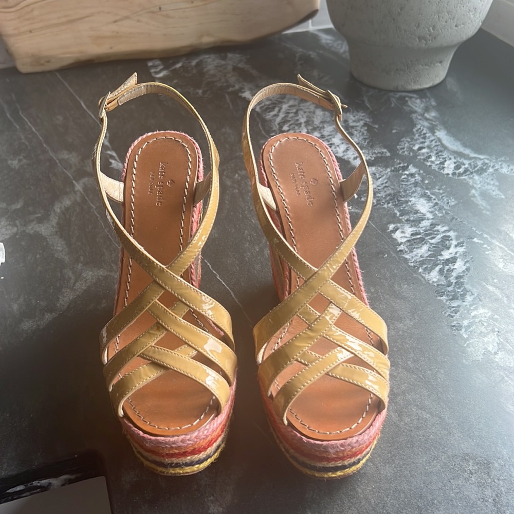 Kate spade rainbow wedge EUC